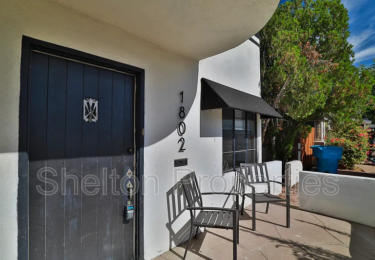 1802 N Laurel Ave — Photo 5