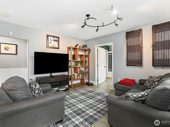 4th image of 827 Boulevard Road SE