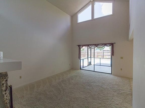 4th image of 121 E Berkshire Cir