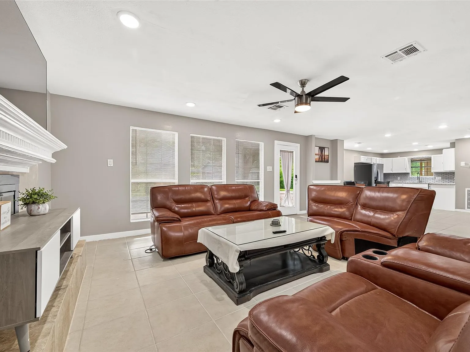 6 bed, 3.0 bath, 1940 sqft, $2,300 — Photo 3