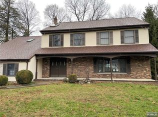 3 Theyken Pl, Ridgewood, NJ 07450