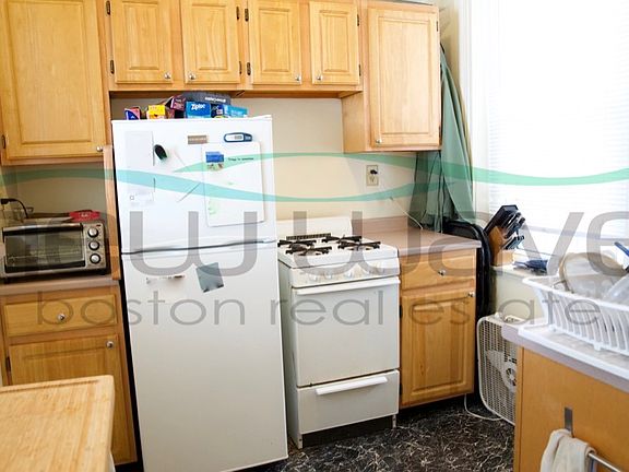 3rd image of 28 Queensberry St APT 2