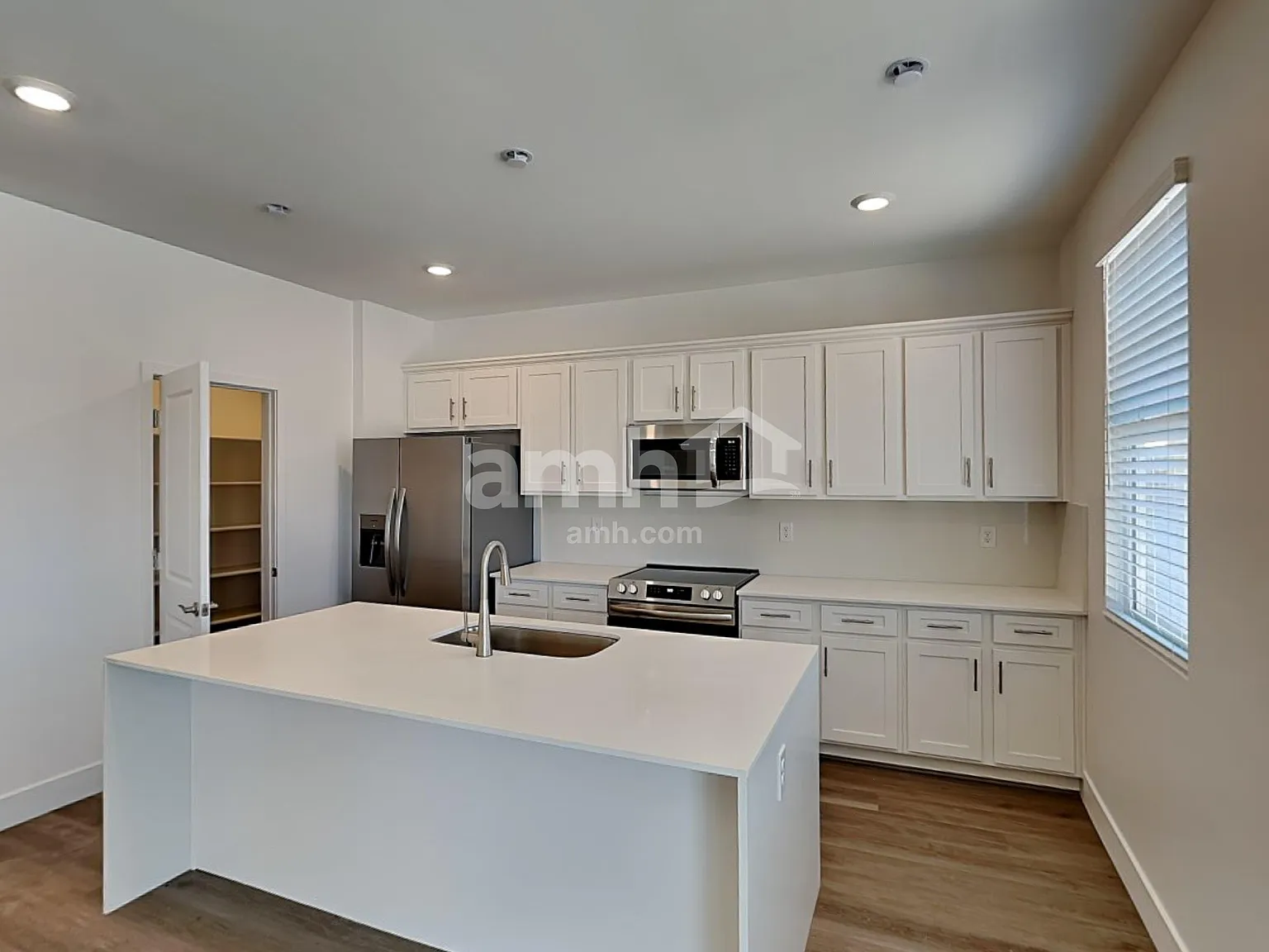4 bed, 2.5 bath, 2154 sqft, $2,305 — Photo 4
