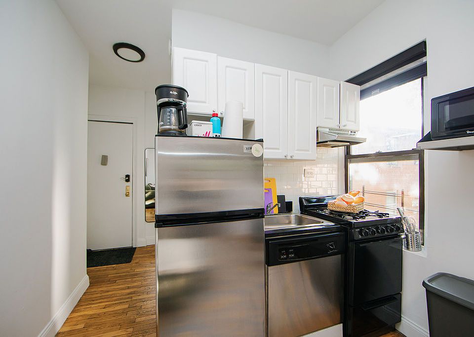 1st image of 715 E 5th St APT 1B