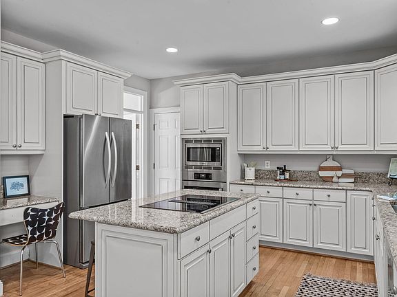 5th image of 102 Ellsworth Pl