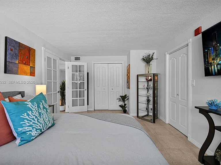 1334 Collins Ave #403 — Photo 18