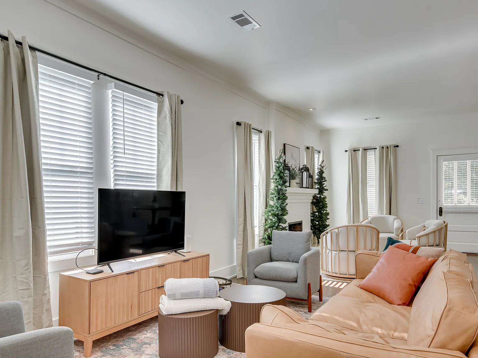 3 bed, 2000 sqft, $2,700 — Photo 3