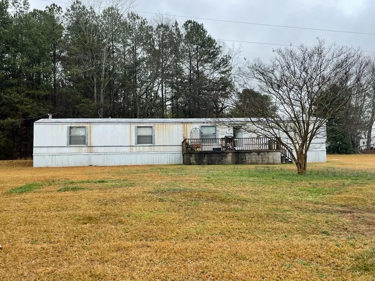 3 bed, 1064 sqft, $950 — Photo 1