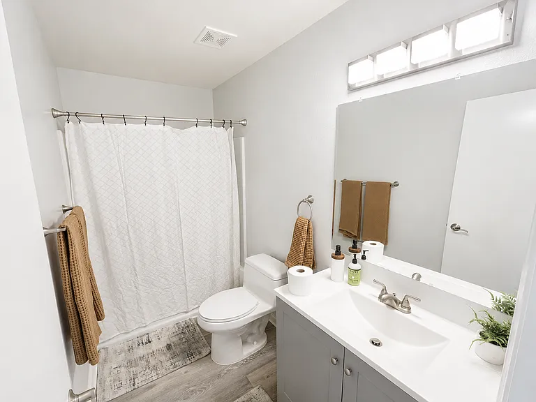 Creekside Apartments — Photo 8