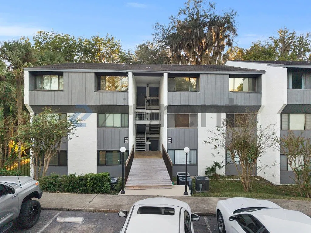 3 bed, 1076 sqft, $1,925 — Photo 3