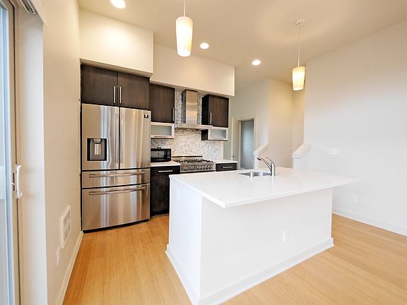 4th image of 6011 Roosevelt Way NE