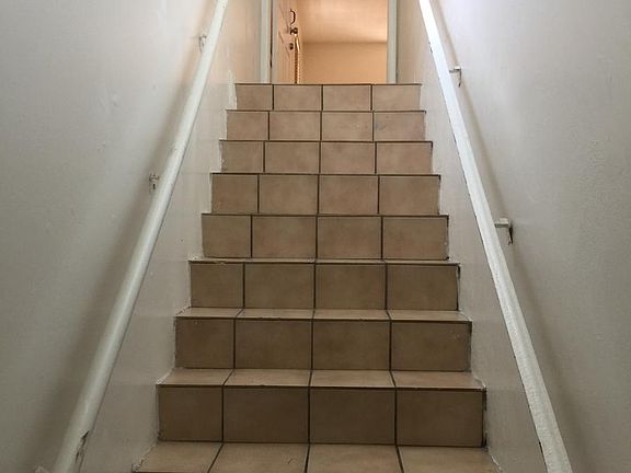 ESCALERA QUE DA ENTRADA A LA CASA.