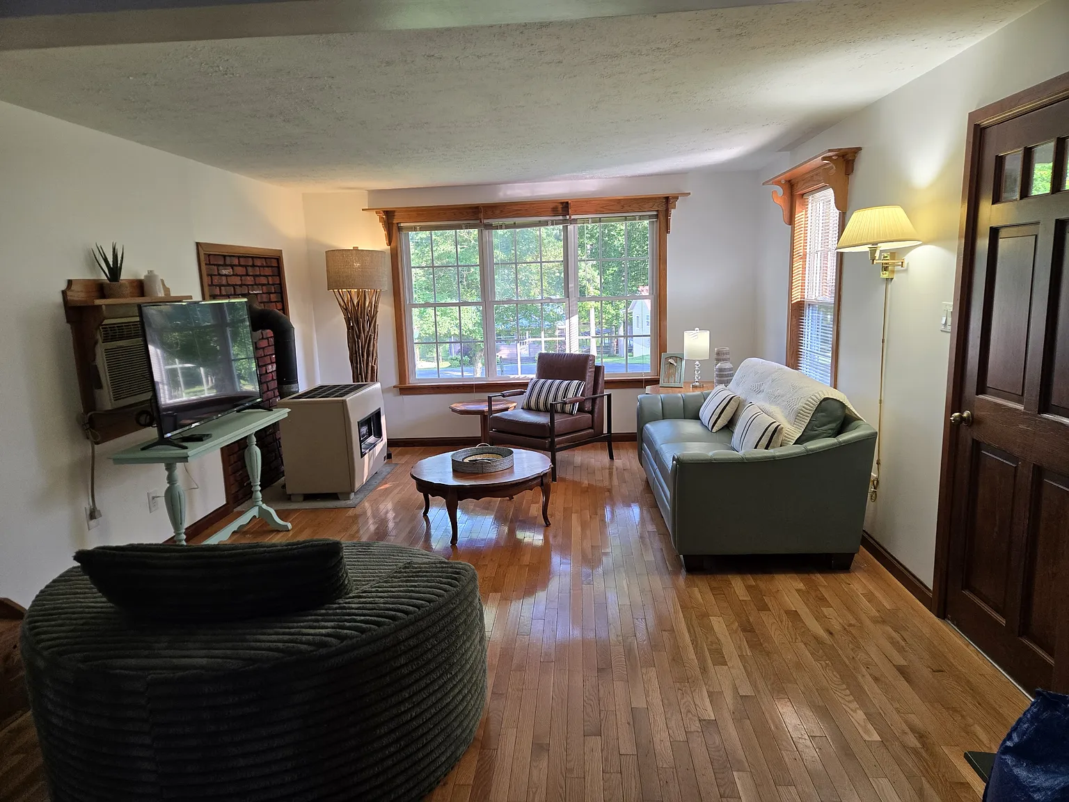 2 bed, 1.5 bath, 1161 sqft, $2,200 — Photo 3