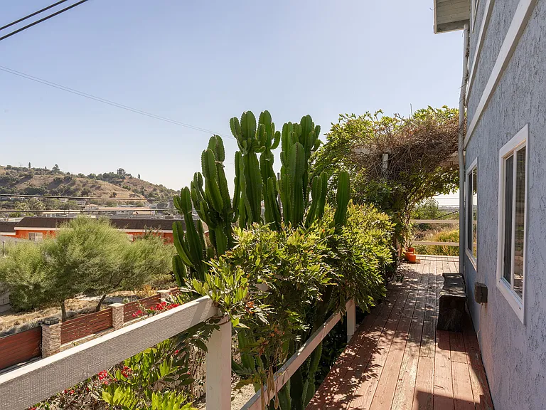 339 Isabel St — Photo 44