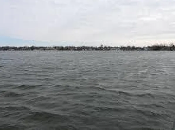 980 Peninsula Dr, Wauconda, IL 60084