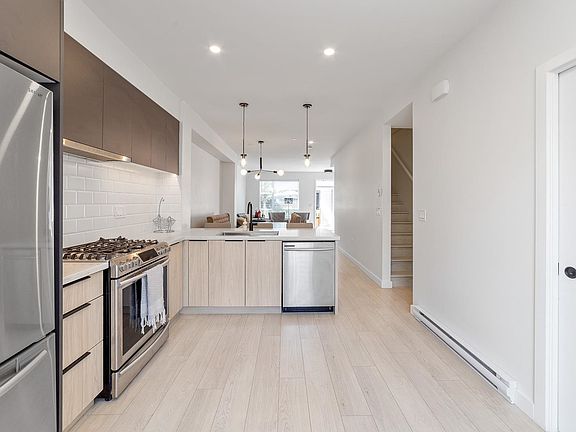5th image of 3021 Saint George St #606