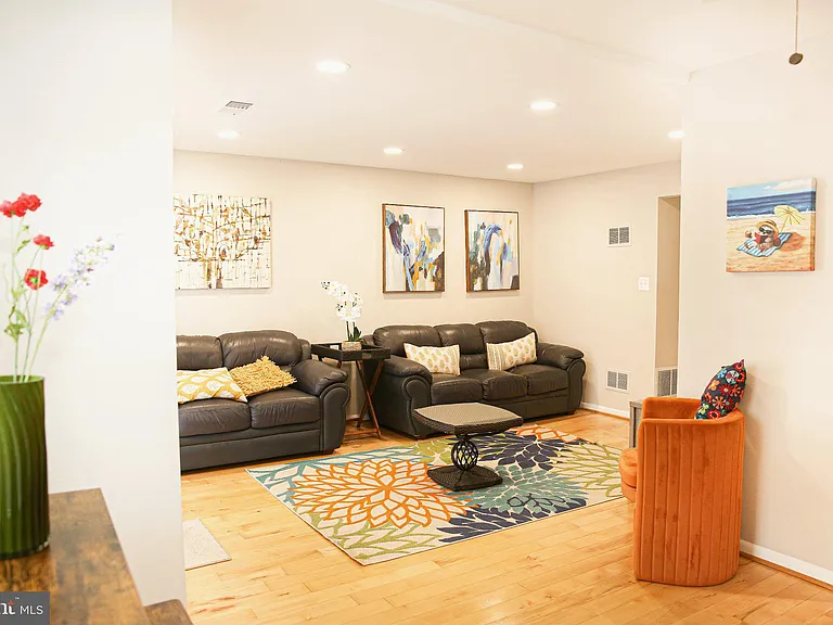 226 S Stevenson Sq — Photo 6