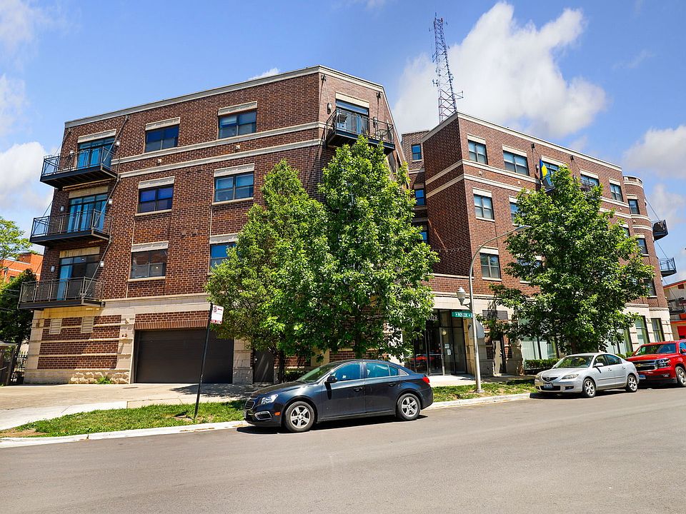 1st image of 3028 W Roscoe St APT 205