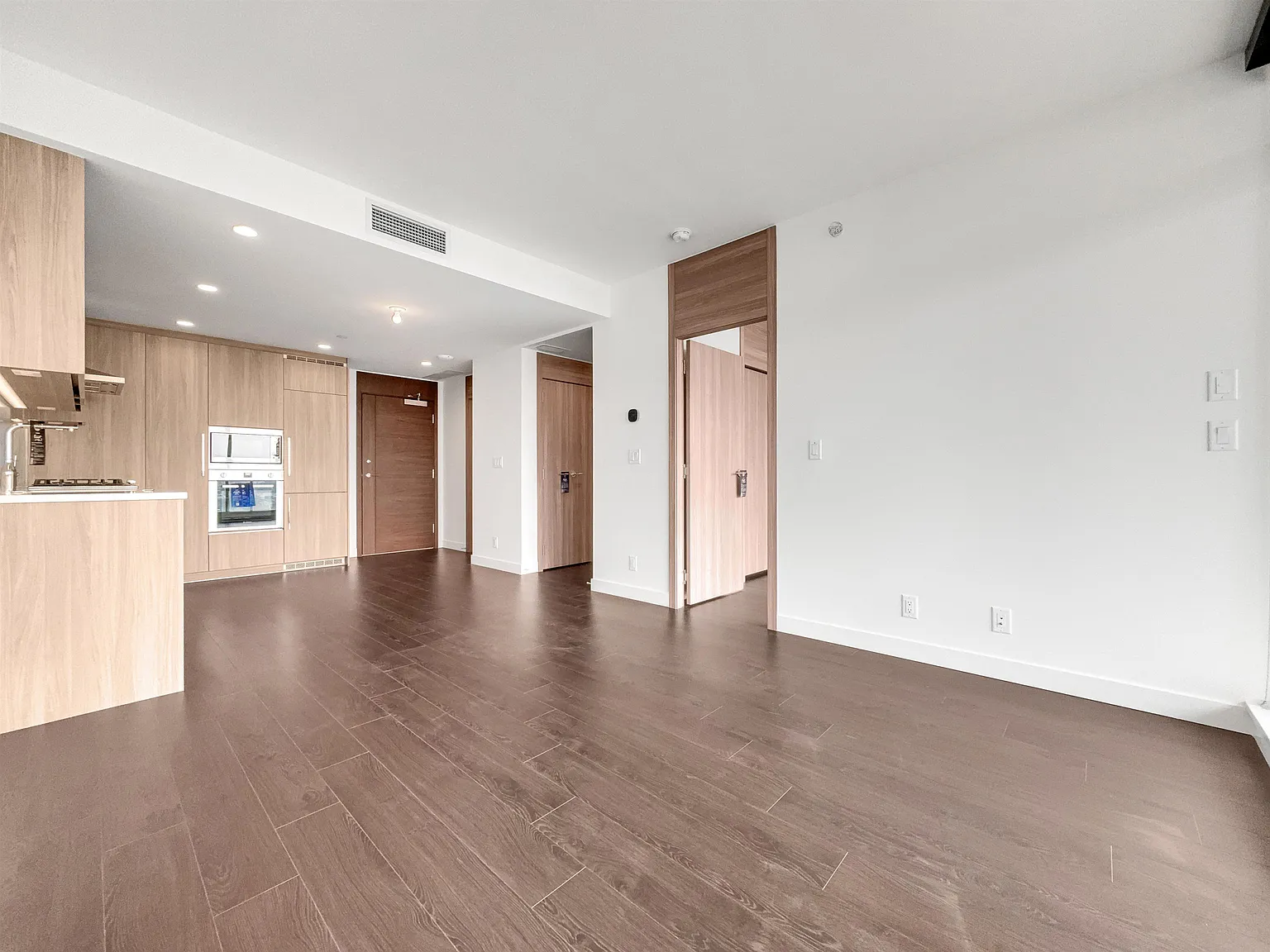 1 bed, 561 sqft, $2,400 — Photo 4