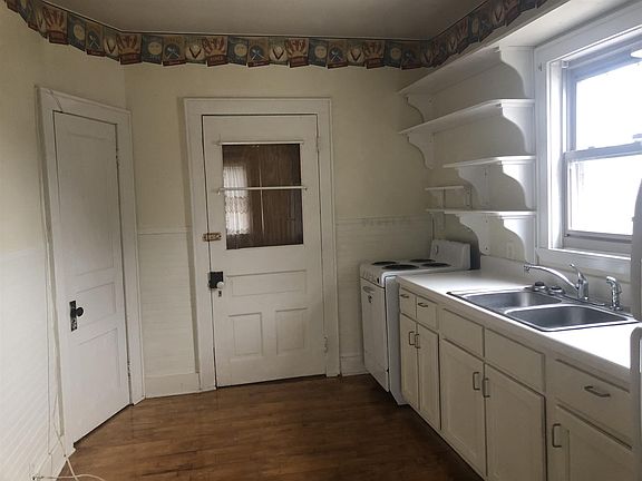 5th image of 104 W Elm St