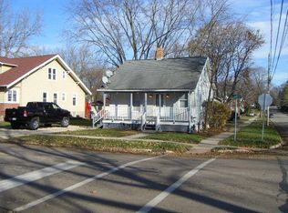 902 Clay St, Woodstock, IL 60098