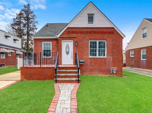 35 Hillside Lane, New Hyde Park, NY 11040