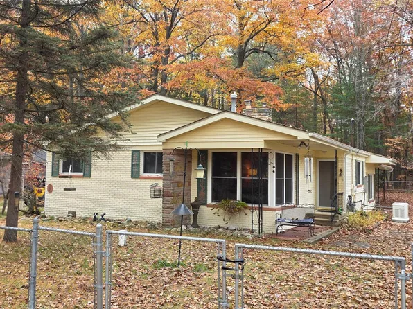 706 Old Trail Dr, Houghton Lake, MI 48629