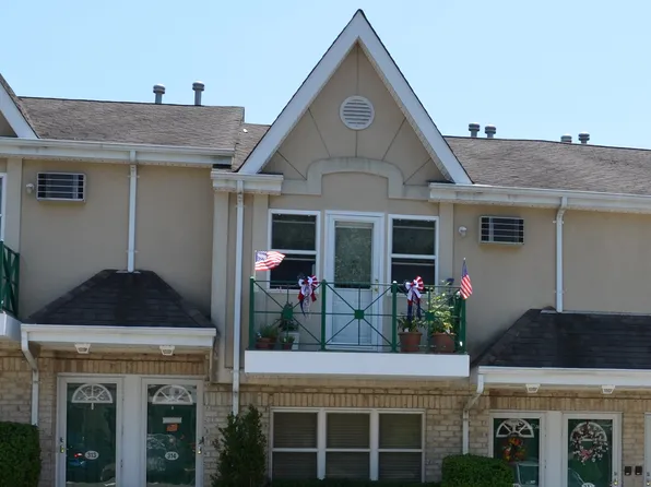 311 Cambridge Ct, Glen Cove, NY 11542