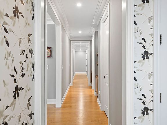 4th image of 445 W Arlington Pl #4E