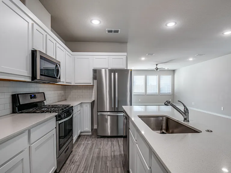 2412 Green River Rd — Photo 9