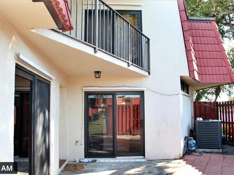 3915 Victoria Dr NE — Photo 4