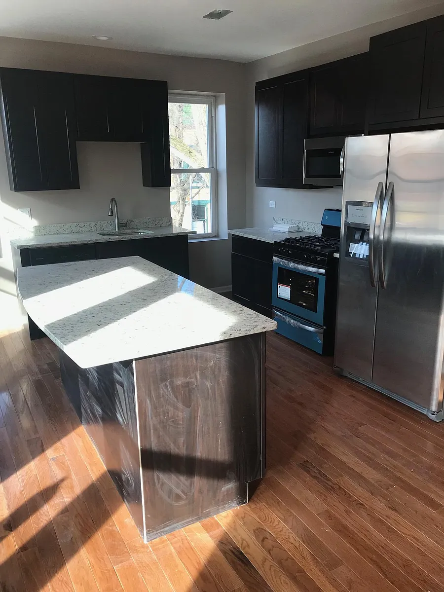 Building Photo - 3124 W Montrose Ave #2