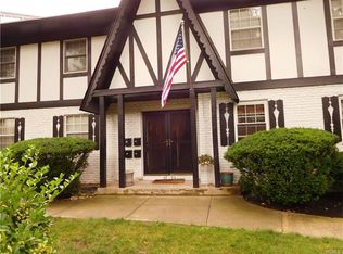 49 Parkside Dr, Suffern, NY 10901