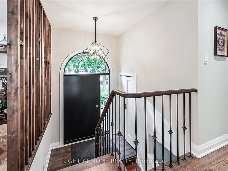 30 French Cres — Photo 3