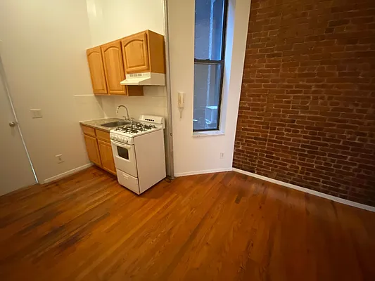 Rented by GreenVill Real Estate LLC | media 9