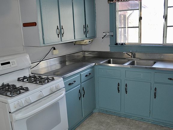 3rd image of 3050 Walnut St