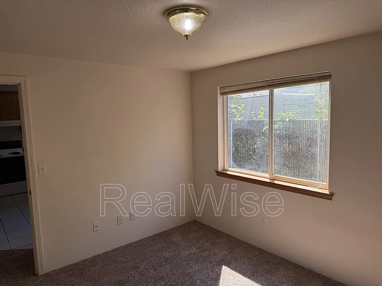210 3rd St #B — Photo 8