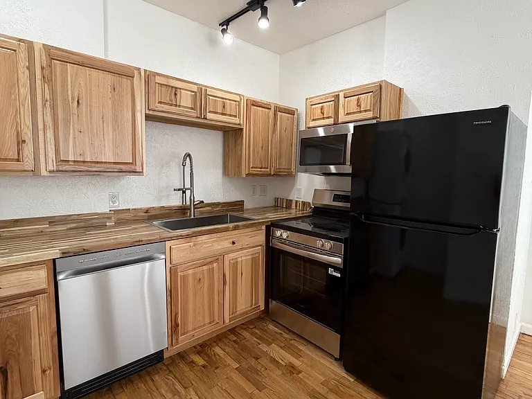 1026 W Hickory St — Photo 8