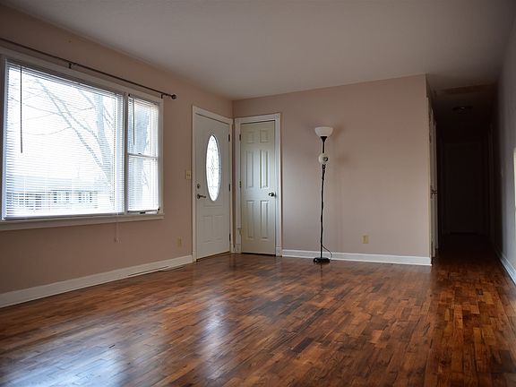 4th image of 608 N Maxine Dr