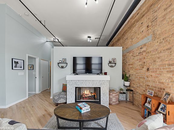 5th image of 1400 N Milwaukee Ave APT 206