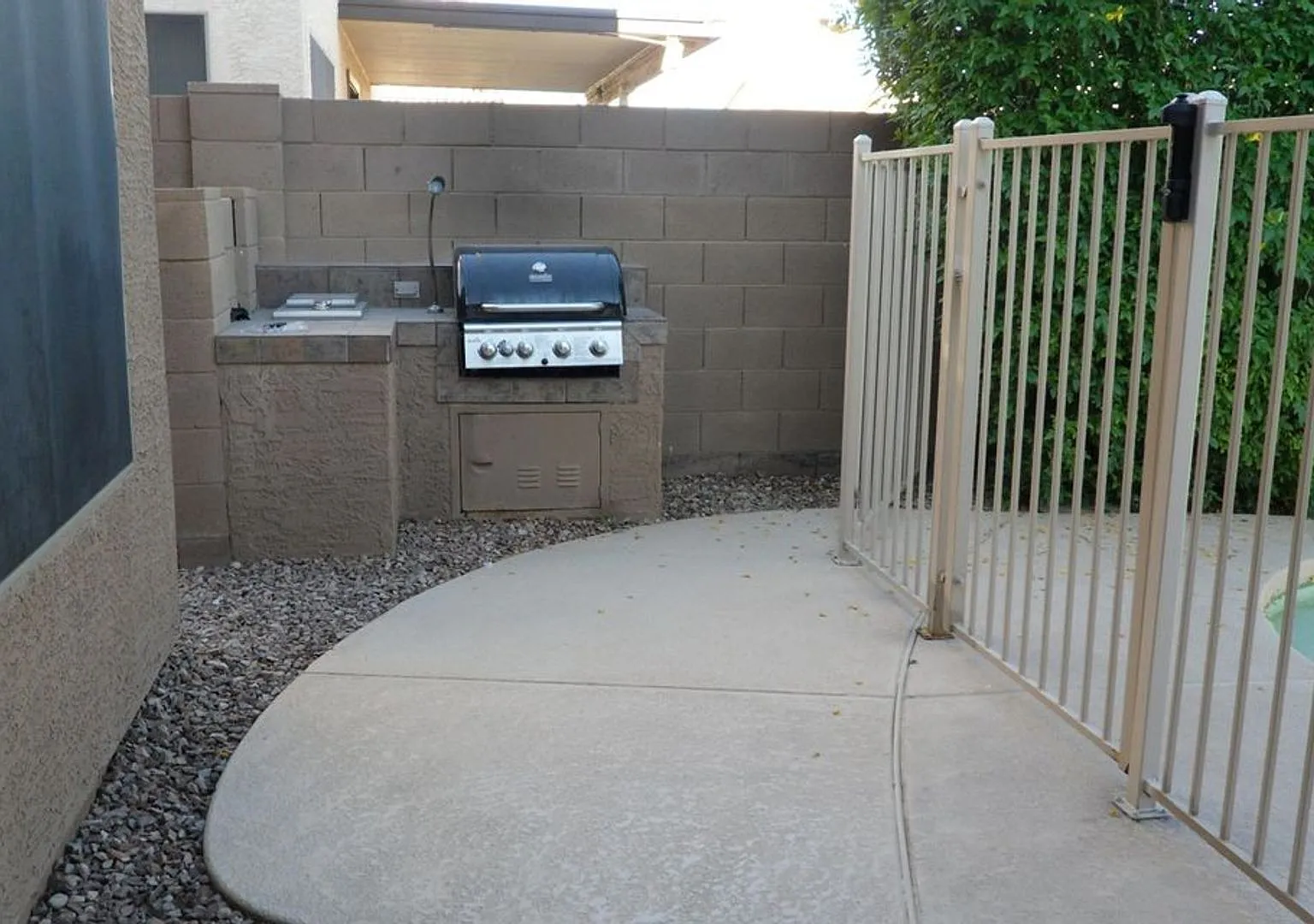 Large 5 Bedroom with Sparkling Pool North Peoria! — Photo 4