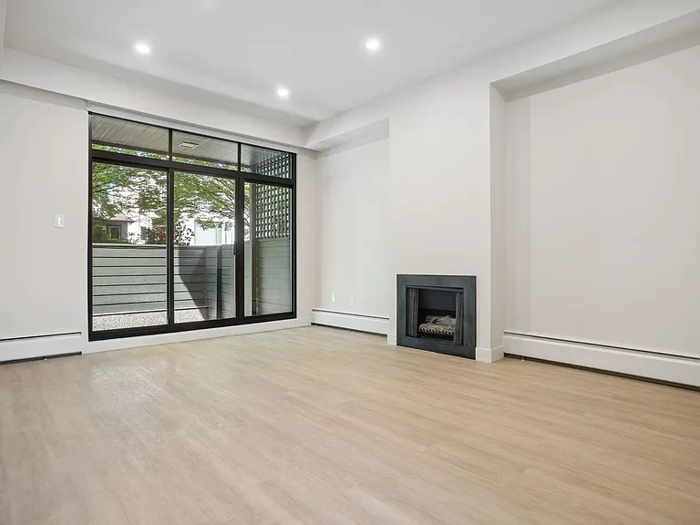 1070 Cypress St — Photo 2