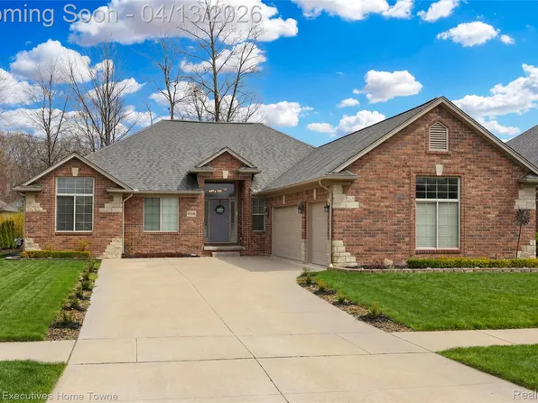 50486 Torrey Pines Dr, Macomb, MI 48042