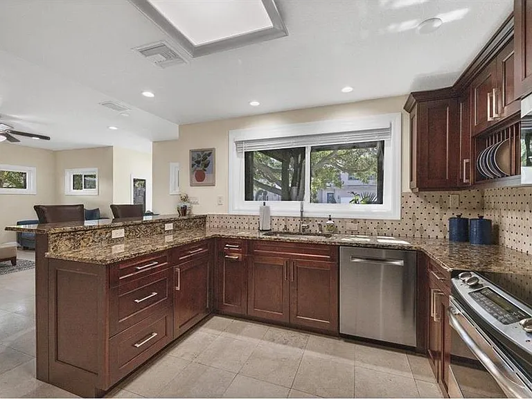 3521 Almeria Ave — Photo 7