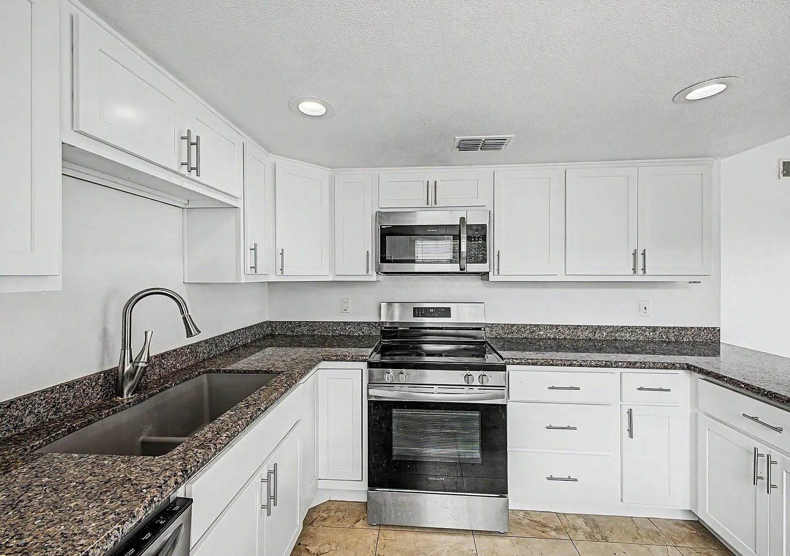 One Bedroom, One Bathroom with Fireplace — Photo 3