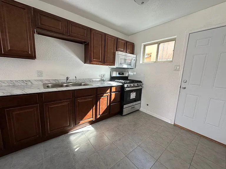 Spacious 2 Bedroom Apartment with Private Backyard — Photo 13