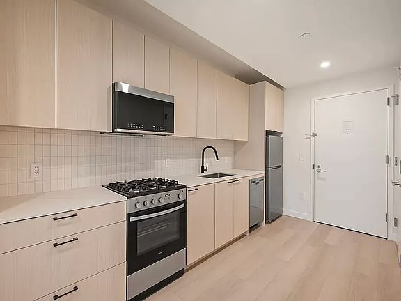4th image of 15310 88th Ave #Penthouse 1
