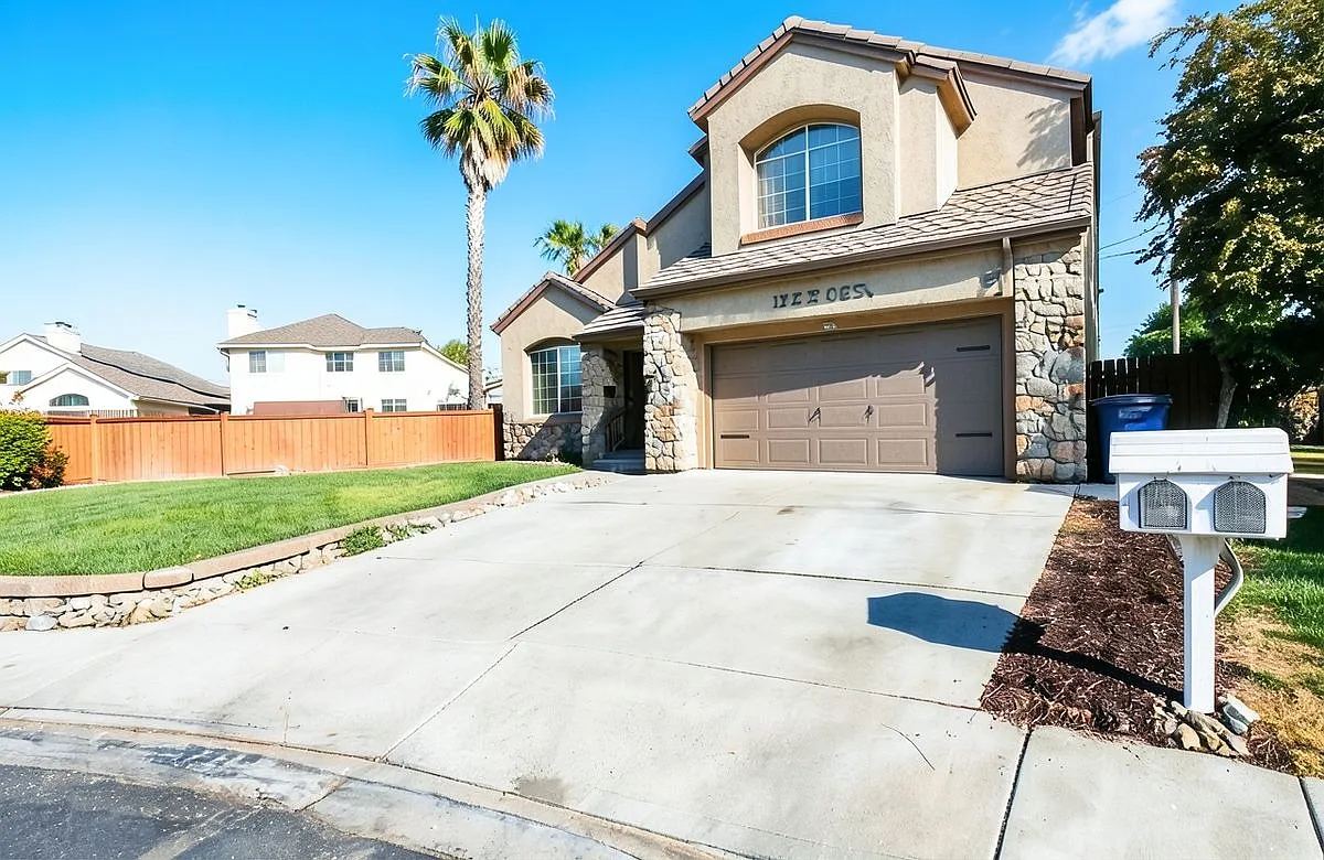 3 bed, 3.0 bath, 2368 sqft, $3,795 — Photo 2