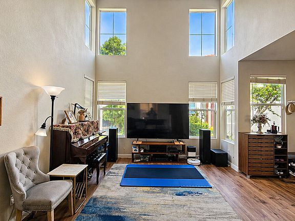 4th image of 1036 Vista Pointe Cir