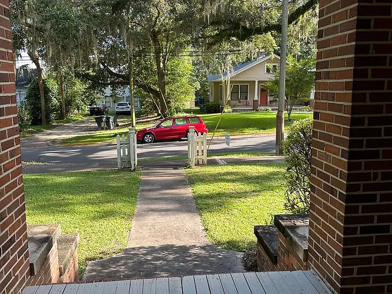 Beautiful downtown quad. 1 and 2 bed units available now. Pets allowed. — Photo 23